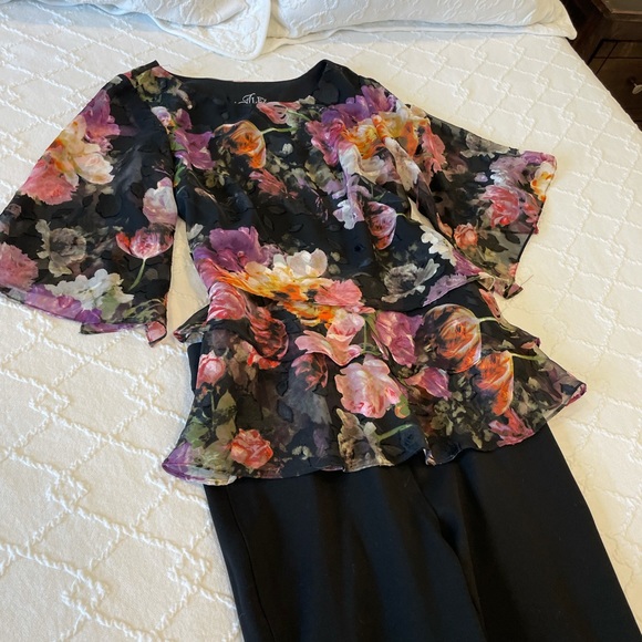 Alex Evenings stunning dressy evening blouse.  Floral print, burnout, tiered - Picture 8 of 9